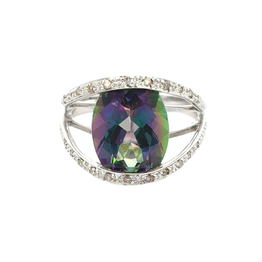 Close-up of WG ring with sequatz design in 18k gold, showcasing the intricate details and luxurious finish.