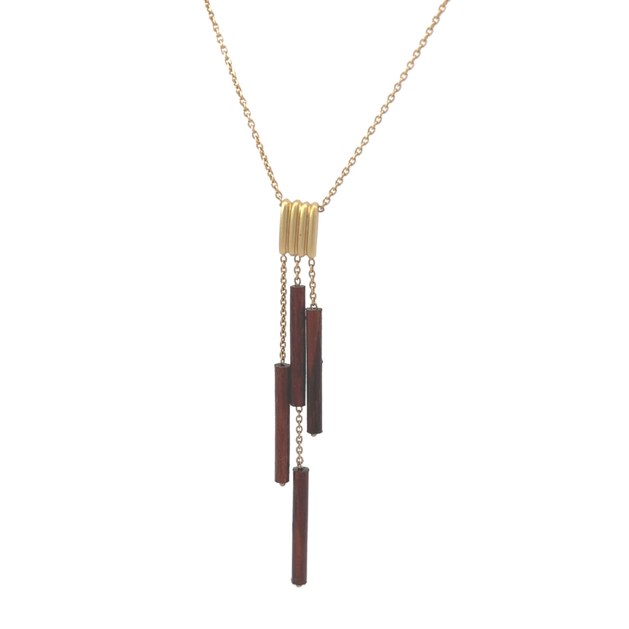 Elegant 18k gold necklace featuring a single sparkling diamond