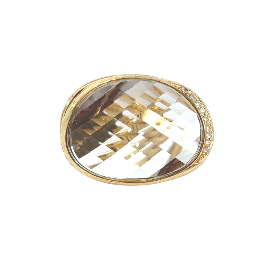 18k yellow gold ring with 0.05 CT diamonds close-up