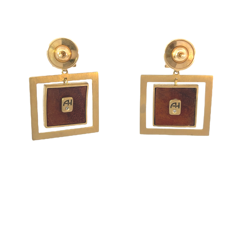 YG Wood Square displayed on neutral fabric background