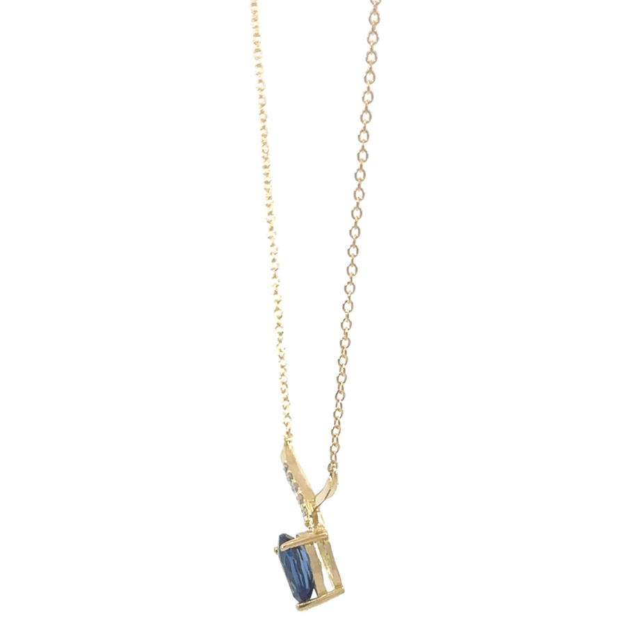 Yellow gold necklace featuring zafiro gemstone