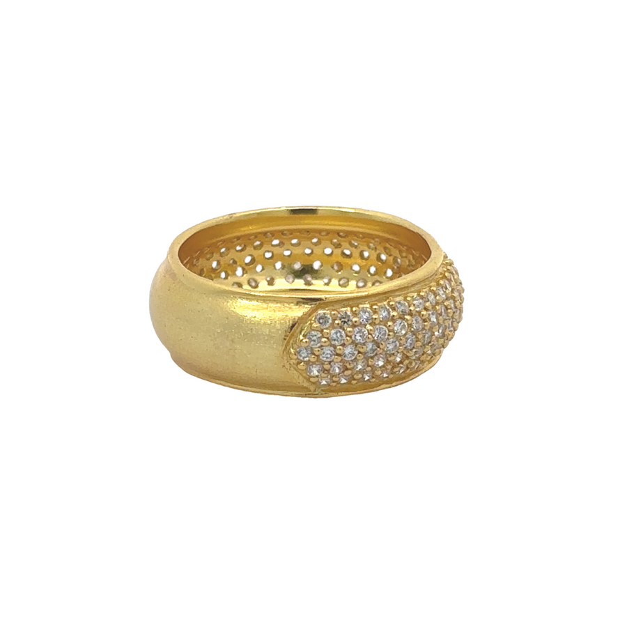 Woman wearing yellow gold ring size 7 on finger
